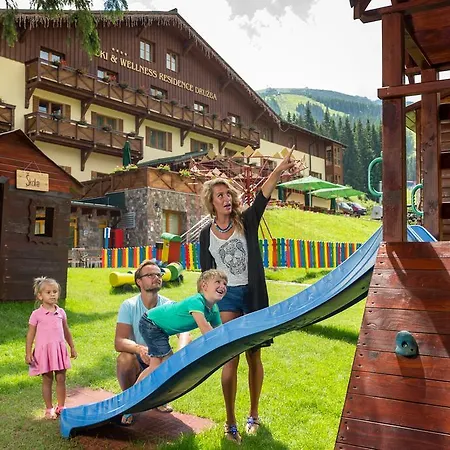 & Wellness Druzba 4* ديمانوفْشكا دولِنا